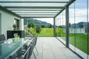 Alu Flachdach Konstruktion mit Glasdach und transparenten Glasschiebe-Elementen