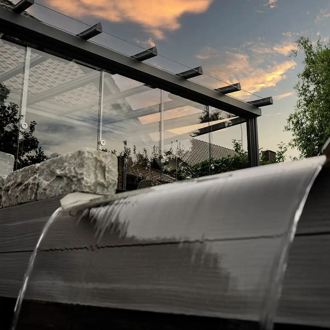 Terrassenüberdachung Pultdach Detailaufnahme Überstand und seitlichen Glasschiebeelementen wintergartensysteme-schuster.de