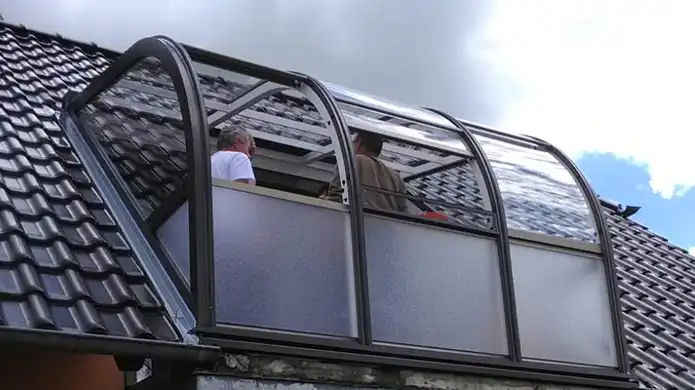 halbrunde Dachloggia mit Sichtschutzverglasung und Schiebeelementen wintergartensysteme-schuster.de