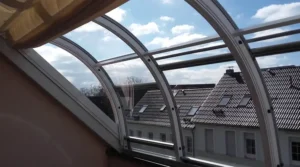 Blick aus einer gebogenen Dachloggia Wintergartensysteme-Schuster.de