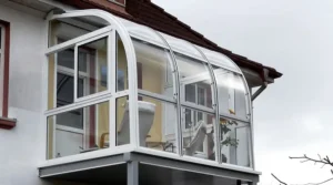 Halbrunde Balkonüberdachung auf Ständerwerk Wintergartensysteme-Schuster_de